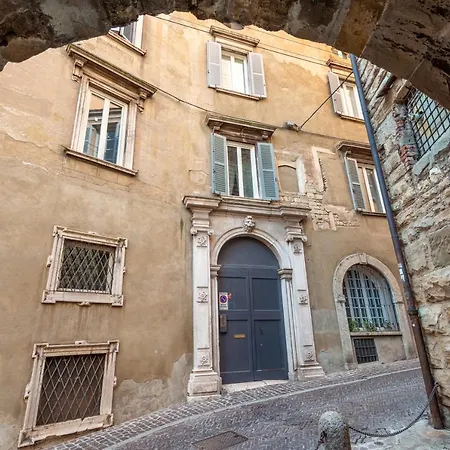 Classic Chic - Alta Appartement